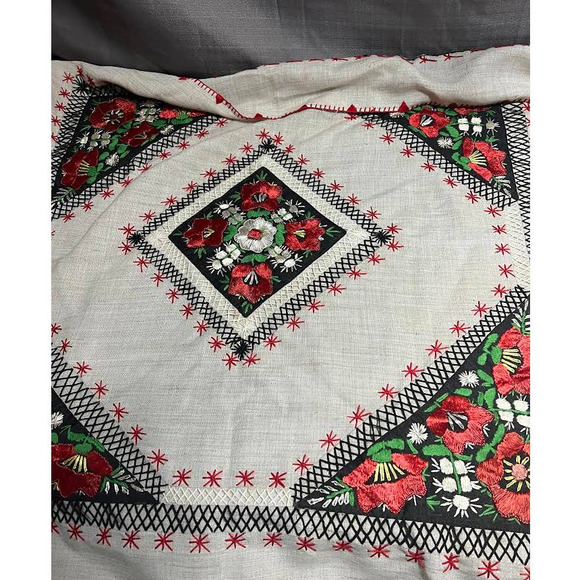 Beautiful Vintage Embroidered Tablecloth Applique - Picture 5 of 6